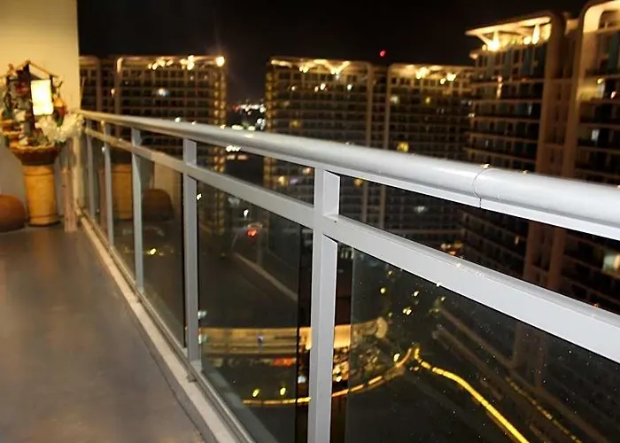 호텔 Azure C1 With Balcony Wifi Multiple Units Near Airport