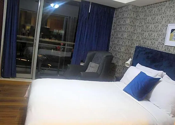 호텔 Azure C1 With Balcony Wifi Multiple Units Near Airport