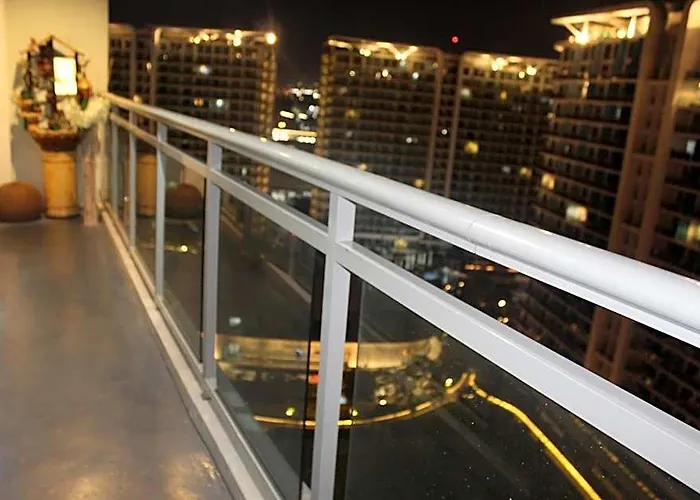 Azure C1 With Balcony Wifi Multiple Units Near Airport 호텔 3*
