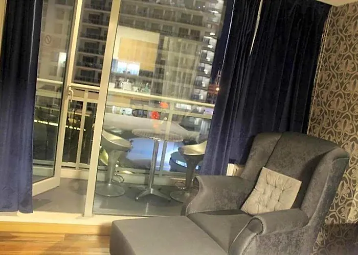 Hotel Azure C1 With Balcony Wifi Multiple Units Near Airport 3*