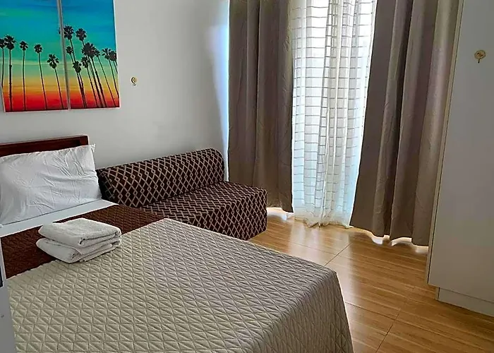 호텔 Azure C1 With Balcony Wifi Multiple Units Near Airport 3*